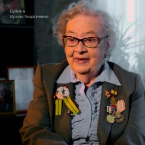 Andrei Konchalovsky Instagram - Мы все – часть истории. А исторические события – это часть нашей с вами жизни.

Почти год назад моя команда начала работу над проектом, который мы назвали «История от первого лица». Нам пришла в голову идея записывать воспоминания людей о тех событиях, свидетелями которых им довелось стать, и собрать из этих воспоминаний своего рода энциклопедию, интернет-портал с базой видеоинтервью.

Мы отдаем себе отчет в том, что задача, которую мы перед собой поставили, – огромного масштаба. Начать мы решили с записи воспоминаний участников Великой Отечественной войны. Съемочные группы проекта повстречались более чем с 200 героями от Санкт-Петербурга до Южно-Сахалинска, к этому добавили архивные записи. В результате были собраны рассказы участников обороны Москвы и прорыва блокады Ленинграда, освобождения Белоруссии и обороны Кавказа, форсирования Днепра и взятия Берлина, воспоминания летчиков, танкистов, артиллеристов, санинструкторов, политработников – обычных людей, вовлеченных в исторические процессы. Каждое интервью – это не только страница учебника истории, но и конкретная судьба.

Все эти интервью расшифрованы и в виде отдельных коротких историй размещены на сайте www.историяотпервоголица.рф

Отдельные фрагменты мы ежедневно выкладываем на страницах проекта в соцсетях: @istoriya_ot_pervogo_lica

Надеюсь, что у этого проекта большое будущее. Нам очень хотелось бы собрать коллекцию воспоминаний об эпохе освоения космоса и распаде Советского Союза, о военных операциях в Афганистане и о Всемирном фестивале молодежи и студентов… Да и вообще – нет неинтересных событий, если находятся интересные рассказчики!

#историяОтПервоголица 
#ФондПрезидентскихГрантов
#российскийсоюзветеранов 
#Кончаловский