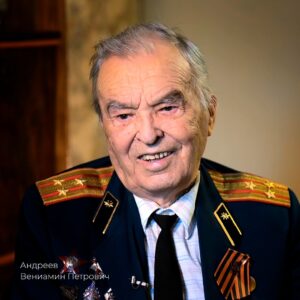 Andrei Konchalovsky Instagram - Мы все – часть истории. А исторические события – это часть нашей с вами жизни.

Почти год назад моя команда начала работу над проектом, который мы назвали «История от первого лица». Нам пришла в голову идея записывать воспоминания людей о тех событиях, свидетелями которых им довелось стать, и собрать из этих воспоминаний своего рода энциклопедию, интернет-портал с базой видеоинтервью.

Мы отдаем себе отчет в том, что задача, которую мы перед собой поставили, – огромного масштаба. Начать мы решили с записи воспоминаний участников Великой Отечественной войны. Съемочные группы проекта повстречались более чем с 200 героями от Санкт-Петербурга до Южно-Сахалинска, к этому добавили архивные записи. В результате были собраны рассказы участников обороны Москвы и прорыва блокады Ленинграда, освобождения Белоруссии и обороны Кавказа, форсирования Днепра и взятия Берлина, воспоминания летчиков, танкистов, артиллеристов, санинструкторов, политработников – обычных людей, вовлеченных в исторические процессы. Каждое интервью – это не только страница учебника истории, но и конкретная судьба.

Все эти интервью расшифрованы и в виде отдельных коротких историй размещены на сайте www.историяотпервоголица.рф

Отдельные фрагменты мы ежедневно выкладываем на страницах проекта в соцсетях: @istoriya_ot_pervogo_lica

Надеюсь, что у этого проекта большое будущее. Нам очень хотелось бы собрать коллекцию воспоминаний об эпохе освоения космоса и распаде Советского Союза, о военных операциях в Афганистане и о Всемирном фестивале молодежи и студентов… Да и вообще – нет неинтересных событий, если находятся интересные рассказчики!

#историяОтПервоголица 
#ФондПрезидентскихГрантов
#российскийсоюзветеранов 
#Кончаловский