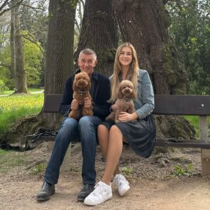 Andrej Babiš Instagram - Dnes jsme stihli ještě procházku s Vivi, Gigi a Izzy ❤️🐩🐩