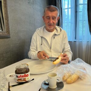 Andrej Babiš Instagram - Svačinka před debatou, oblékat a uvidíme se na @cnnprima ve 21 hodin 😎