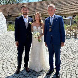 Andrej Babiš Instagram - Dnešní krásná svatba Lucie a Jana v Žermanicích. Bylo mi ctí vás oddat, hodně štěstí v manželském životě ❤️