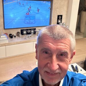 Andrej Babiš Instagram - Dnes fandím u televize 🏒🇨🇿😎