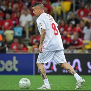 Andrés D'Alessandro Instagram - #TBT 

Jogo das Estrelas, Maracanã/RJ, dez 23.

Uma honra poder atender o convite do grande @zico! 

Obrigado pela oportunidade de compartilhar momentos únicos com grandes lendas do futebol mundial!

@jdezico ⚽️🏟️
