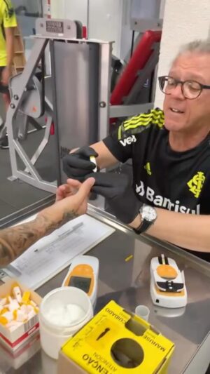 Andrés D'Alessandro Instagram - Essa era minha relação com Dr. Crescente…

A nossa profissão exige muito e nos faz conhecer o mundo do futebol, mas jamais devemos esquecer do ser humano que está presente em cada momento. 

Dr Crescente, além de grande profissional, era excelente pessoa. Dedicou 30 anos de trabalho ao Inter, sempre entregando muito respeito e carinho aos colegas. 

Deixo aqui esta singela homenagem, do momento em que voltei ao clube. Na pré-temporada com ele, esteira, exames, risadas e muita dedicação. 

Obrigado por tudo, Doutor! 
Descanse em paz!

#luto