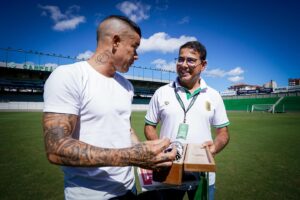 Andrés D'Alessandro Instagram - D’Alessandro fez uma visita de cortesia ao Juventude nesta quarta-feira (21). O ex-jogador foi recebido pelo presidente Fábio Pizzamiglio, os vice-presidentes Almir Adami e Paulo Stumpf, diretor do comitê gestor Luis Carlos Bianchi, diretor executivo financeiro e administrativo Edu Pesce e Executivo de Futebol Júlio Rondinelli.

D’Alessandro foi presentado pelo presidente Fábio com uma camisa personalizada do Juventude. Durante a visita, ele fez um tour pelo Alfredo Jaconi, onde conheceu as instalações do clube alviverde e a estrutura completamente remodelada do Verdão.

📷 Fernando Alves/ECJuventude

#OClubeDaserraGaúcha #ECJ