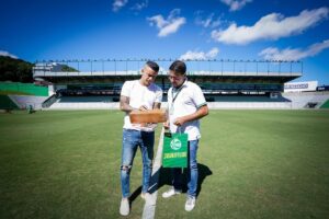 Andrés D'Alessandro Instagram - D’Alessandro fez uma visita de cortesia ao Juventude nesta quarta-feira (21). O ex-jogador foi recebido pelo presidente Fábio Pizzamiglio, os vice-presidentes Almir Adami e Paulo Stumpf, diretor do comitê gestor Luis Carlos Bianchi, diretor executivo financeiro e administrativo Edu Pesce e Executivo de Futebol Júlio Rondinelli.

D’Alessandro foi presentado pelo presidente Fábio com uma camisa personalizada do Juventude. Durante a visita, ele fez um tour pelo Alfredo Jaconi, onde conheceu as instalações do clube alviverde e a estrutura completamente remodelada do Verdão.

📷 Fernando Alves/ECJuventude

#OClubeDaserraGaúcha #ECJ