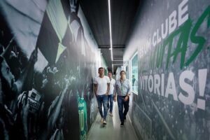 Andrés D'Alessandro Instagram - D’Alessandro fez uma visita de cortesia ao Juventude nesta quarta-feira (21). O ex-jogador foi recebido pelo presidente Fábio Pizzamiglio, os vice-presidentes Almir Adami e Paulo Stumpf, diretor do comitê gestor Luis Carlos Bianchi, diretor executivo financeiro e administrativo Edu Pesce e Executivo de Futebol Júlio Rondinelli.

D’Alessandro foi presentado pelo presidente Fábio com uma camisa personalizada do Juventude. Durante a visita, ele fez um tour pelo Alfredo Jaconi, onde conheceu as instalações do clube alviverde e a estrutura completamente remodelada do Verdão.

📷 Fernando Alves/ECJuventude

#OClubeDaserraGaúcha #ECJ
