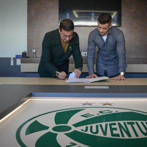 Andrés D'Alessandro Instagram - D'ALESSANDRO ANUNCIA A RETOMADA DO LANCE DE CRAQUE EM 2024

O Lance de Craque está de volta! Promovido por Andrés D’Alessandro, o evento beneficente volta a acontecer em 2024. 📢

👉 Após seis edições realizadas em Porto Alegre, entre 2014 e 2019, o projeto levará sua operação pela primeira vez à Serra gaúcha, reunindo estrelas do esporte e personalidades no dia 14 de dezembro, às 17h, no estádio Alfredo Jaconi, sede do Esporte Clube Juventude. 

🧡 A emoção, a solidariedade e a esperança serão protagonistas do espetáculo que promete aquecer corações e fazer a diferença na vida de muitas pessoas.

ESTREIA NO INTERIOR DO RS

🟢🔴🟡 Pela primeira vez, o evento será realizado fora da Capital gaúcha. A mudança de cenário não só contempla a expansão do projeto, mas também sua itinerância, reforçando o compromisso do Lance de Craque com as comunidades do Interior do estado diretamente atingidas pelas enchentes de maio no Rio Grande do Sul.

Confira mais informações na bio.

#lancedecraque2024

📷: Nathan Bizotto | E. C. Juventude & Divulgação LDC