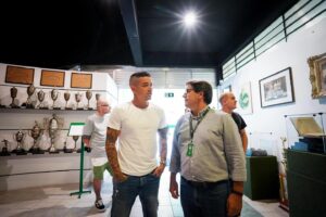 Andrés D'Alessandro Instagram - D’Alessandro fez uma visita de cortesia ao Juventude nesta quarta-feira (21). O ex-jogador foi recebido pelo presidente Fábio Pizzamiglio, os vice-presidentes Almir Adami e Paulo Stumpf, diretor do comitê gestor Luis Carlos Bianchi, diretor executivo financeiro e administrativo Edu Pesce e Executivo de Futebol Júlio Rondinelli.

D’Alessandro foi presentado pelo presidente Fábio com uma camisa personalizada do Juventude. Durante a visita, ele fez um tour pelo Alfredo Jaconi, onde conheceu as instalações do clube alviverde e a estrutura completamente remodelada do Verdão.

📷 Fernando Alves/ECJuventude

#OClubeDaserraGaúcha #ECJ