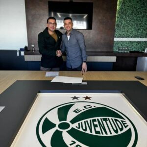 Andrés D'Alessandro Instagram - D'ALESSANDRO ANUNCIA A RETOMADA DO LANCE DE CRAQUE EM 2024

O Lance de Craque está de volta! Promovido por Andrés D’Alessandro, o evento beneficente volta a acontecer em 2024. 📢

👉 Após seis edições realizadas em Porto Alegre, entre 2014 e 2019, o projeto levará sua operação pela primeira vez à Serra gaúcha, reunindo estrelas do esporte e personalidades no dia 14 de dezembro, às 17h, no estádio Alfredo Jaconi, sede do Esporte Clube Juventude. 

🧡 A emoção, a solidariedade e a esperança serão protagonistas do espetáculo que promete aquecer corações e fazer a diferença na vida de muitas pessoas.

ESTREIA NO INTERIOR DO RS

🟢🔴🟡 Pela primeira vez, o evento será realizado fora da Capital gaúcha. A mudança de cenário não só contempla a expansão do projeto, mas também sua itinerância, reforçando o compromisso do Lance de Craque com as comunidades do Interior do estado diretamente atingidas pelas enchentes de maio no Rio Grande do Sul.

Confira mais informações na bio.

#lancedecraque2024

📷: Nathan Bizotto | E. C. Juventude & Divulgação LDC