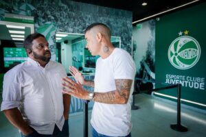 Andrés D'Alessandro Instagram - D’Alessandro fez uma visita de cortesia ao Juventude nesta quarta-feira (21). O ex-jogador foi recebido pelo presidente Fábio Pizzamiglio, os vice-presidentes Almir Adami e Paulo Stumpf, diretor do comitê gestor Luis Carlos Bianchi, diretor executivo financeiro e administrativo Edu Pesce e Executivo de Futebol Júlio Rondinelli.

D’Alessandro foi presentado pelo presidente Fábio com uma camisa personalizada do Juventude. Durante a visita, ele fez um tour pelo Alfredo Jaconi, onde conheceu as instalações do clube alviverde e a estrutura completamente remodelada do Verdão.

📷 Fernando Alves/ECJuventude

#OClubeDaserraGaúcha #ECJ