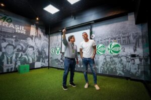 Andrés D'Alessandro Instagram - D’Alessandro fez uma visita de cortesia ao Juventude nesta quarta-feira (21). O ex-jogador foi recebido pelo presidente Fábio Pizzamiglio, os vice-presidentes Almir Adami e Paulo Stumpf, diretor do comitê gestor Luis Carlos Bianchi, diretor executivo financeiro e administrativo Edu Pesce e Executivo de Futebol Júlio Rondinelli.

D’Alessandro foi presentado pelo presidente Fábio com uma camisa personalizada do Juventude. Durante a visita, ele fez um tour pelo Alfredo Jaconi, onde conheceu as instalações do clube alviverde e a estrutura completamente remodelada do Verdão.

📷 Fernando Alves/ECJuventude

#OClubeDaserraGaúcha #ECJ