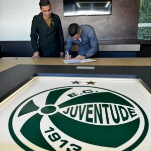 Andrés D'Alessandro Instagram - D'ALESSANDRO ANUNCIA A RETOMADA DO LANCE DE CRAQUE EM 2024

O Lance de Craque está de volta! Promovido por Andrés D’Alessandro, o evento beneficente volta a acontecer em 2024. 📢

👉 Após seis edições realizadas em Porto Alegre, entre 2014 e 2019, o projeto levará sua operação pela primeira vez à Serra gaúcha, reunindo estrelas do esporte e personalidades no dia 14 de dezembro, às 17h, no estádio Alfredo Jaconi, sede do Esporte Clube Juventude. 

🧡 A emoção, a solidariedade e a esperança serão protagonistas do espetáculo que promete aquecer corações e fazer a diferença na vida de muitas pessoas.

ESTREIA NO INTERIOR DO RS

🟢🔴🟡 Pela primeira vez, o evento será realizado fora da Capital gaúcha. A mudança de cenário não só contempla a expansão do projeto, mas também sua itinerância, reforçando o compromisso do Lance de Craque com as comunidades do Interior do estado diretamente atingidas pelas enchentes de maio no Rio Grande do Sul.

Confira mais informações na bio.

#lancedecraque2024

📷: Nathan Bizotto | E. C. Juventude & Divulgação LDC