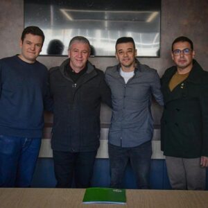 Andrés D'Alessandro Instagram - D'ALESSANDRO ANUNCIA A RETOMADA DO LANCE DE CRAQUE EM 2024

O Lance de Craque está de volta! Promovido por Andrés D’Alessandro, o evento beneficente volta a acontecer em 2024. 📢

👉 Após seis edições realizadas em Porto Alegre, entre 2014 e 2019, o projeto levará sua operação pela primeira vez à Serra gaúcha, reunindo estrelas do esporte e personalidades no dia 14 de dezembro, às 17h, no estádio Alfredo Jaconi, sede do Esporte Clube Juventude. 

🧡 A emoção, a solidariedade e a esperança serão protagonistas do espetáculo que promete aquecer corações e fazer a diferença na vida de muitas pessoas.

ESTREIA NO INTERIOR DO RS

🟢🔴🟡 Pela primeira vez, o evento será realizado fora da Capital gaúcha. A mudança de cenário não só contempla a expansão do projeto, mas também sua itinerância, reforçando o compromisso do Lance de Craque com as comunidades do Interior do estado diretamente atingidas pelas enchentes de maio no Rio Grande do Sul.

Confira mais informações na bio.

#lancedecraque2024

📷: Nathan Bizotto | E. C. Juventude & Divulgação LDC