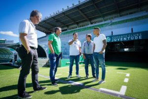 Andrés D'Alessandro Instagram - D’Alessandro fez uma visita de cortesia ao Juventude nesta quarta-feira (21). O ex-jogador foi recebido pelo presidente Fábio Pizzamiglio, os vice-presidentes Almir Adami e Paulo Stumpf, diretor do comitê gestor Luis Carlos Bianchi, diretor executivo financeiro e administrativo Edu Pesce e Executivo de Futebol Júlio Rondinelli.

D’Alessandro foi presentado pelo presidente Fábio com uma camisa personalizada do Juventude. Durante a visita, ele fez um tour pelo Alfredo Jaconi, onde conheceu as instalações do clube alviverde e a estrutura completamente remodelada do Verdão.

📷 Fernando Alves/ECJuventude

#OClubeDaserraGaúcha #ECJ