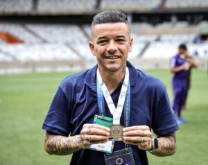 Andrés D'Alessandro Instagram - Felicidade resume o sentimento por mais um título importante com o Sub-20.

Trabalho, seriedade e comprometimento.

Parabéns ao grupo, comissão técnica, staff e diretoria. É um orgulho pertencer a esta verdadeira família @cruzeiro 

📸 @cruzeiro 

#CopaDoBrasil #CriasDaToca
🦊