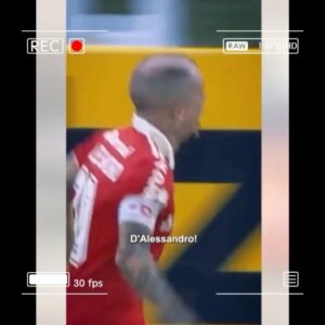 Andrés D'Alessandro Instagram - No dia 17 de abril de 2022, no estádio Beira-Rio, Andrés D’ALESSANDRO encerrava a exitosa trajetória como jogador de futebol.
⠀⠀⠀⠀⠀⠀⠀⠀
Na vitória por 2 a 1 sobre o Fortaleza, o camisa 10 marcou o último de sua carreira e que deu origem à vitória.
⠀⠀⠀⠀⠀⠀⠀⠀
A história de 22 anos de atuação nos gramados iniciou em 2000, no River Plate, onde conquistou três Campeonatos Argentinos. Em 2003 transferiu-se ao Wolfsburg, da Alemanha. 
⠀⠀⠀⠀⠀⠀⠀⠀
No Velho Continente, @dale10 jogou ainda por Portsmouth (ING) e Zaragoza (ESP) para em 2008 retornar à Argentina e desta vez vestir a camisa do San Lorenzo. 
⠀⠀⠀⠀⠀⠀⠀⠀
Na metade do mesmo ano chegou ao Internacional para fazer história e virar ídolo. Entre os 13 títulos pelo Colorado, estão uma Libertadores e uma Copa Sul-Americana, além da escolha como melhor da América em 2010.
⠀⠀⠀⠀⠀⠀⠀⠀
D’ALESSANDRO também teve uma segunda passagem pelo River (2016), onde sagrou-se bicampeão da Sul-Americana, e uma temporada no Nacional, do Uruguai, em 2021.
⠀⠀⠀⠀⠀⠀⠀⠀
Na galeria de conquistas, também apresenta o ouro olímpico de 2004 com a Seleção Argentina, além do Mundial Sub-20 em 2001.
⠀⠀⠀⠀⠀⠀⠀⠀
Fora das quatro linhas já atuou como comentarista da Copa do Mundo do Catar em 2022, pela @tvglobo, e atualmente é o coordenador técnico de futebol do Cruzeiro.
⠀⠀⠀⠀⠀⠀⠀⠀
#TXT #Sports #Business #Assessoria #DAlessandro #DAle10