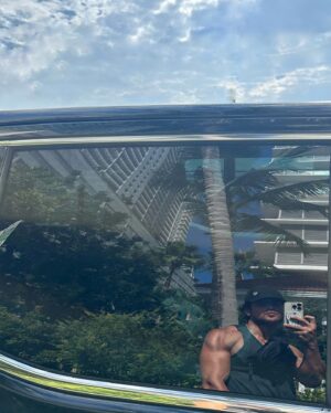 Andrés Mercado Instagram - 1. ☀️ 
2. 🏃🏽‍♂️
3. 🤳 
4. 🍫 
5. ➕🤳
6. 305