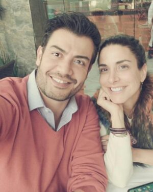 Andrés Palacios Instagram - ...qué afortunados los que te tuvimos tan cerca siempre, los que reímos sin parar contigo, los que tratamos de resolver el mundo con unos tintos, que probamos las lealtades juntos...en fin, gracias gracias por tanto amor. 
.
.
.
...Cuéntale un chiste al universo y la vida te va a sonreír... 🤩🕊
Te 😍