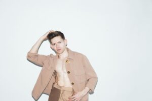 Andrew Keenan-Bolger Instagram - Back in a flash 📸 
Shot and styled by the incomparable @robertriese_photography
