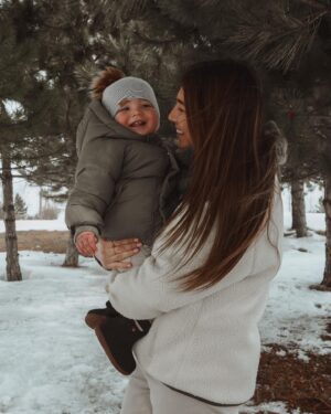 Andrew O'Reilly Instagram - À celle qui répond aux 1000 et un besoins de notre famille; 

À celle qui fait toujours si bien le sac à couche, tsé sans oublier le lait; 

À celle qui est le pilier de notre famille, celle qui tient le fort; 

À celle qui est la meilleure maman qui soit pour Zack et tous les autres à venir; 

À celle qui mérite bien plus de reconnaissance pour tout ce qu’elle fait;

Merci d’être un aussi beau modèle pour notre p’tit gars, pour notre famille. Merci pour tout. 

Bonne fête des mères chérie
Une chance que tu es là! 
On t’aime❤️