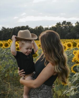 Andrew O'Reilly Instagram - Bonne fête des mères à la plus importante des mamans pour nous!

Nous sommes chanceux d’avoir une maman aussi patiente, dévouée, impliquée, mais surtout aussi bonne que toi.

On t’aime plus que tout et on est reconnaissant de tout ce que tu fais pour notre famille 😘❤️

Madison, Zack et Andrew 
Xoxo

#bestmom #mothersday #grateful