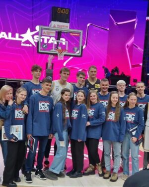 Andrey Kirilenko Instagram - В этом году Единая Лига ВТБ отмечает 15-летие , в связи с этим и Уикенд Матча Всех Звезд тоже особенный.
Открыл его ставший уже традиционным Матч Друзей, а вечером все те, для кого баскетбол - важная часть жизнь, встретились на торжественном Балу.
Сегодня на «ВТБ Арене» встретятся яркие игроки, которые покажут красивую игру. 

#vtbleague #russiabasket
