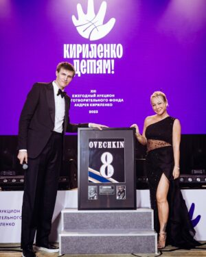 Andrey Kirilenko Instagram - Спасибо всем нашим друзьям,и гостям аукциона «Кириленко-Детям!». Я благодарен каждому, тем, кто с нами был все эти годы, и тем, кто пришел поддержать @kirilenko.fund впервые. Тот драйв, с которым вы боретесь за лоты, то настроение, которое вы приносите с собой на наше мероприятие - дорогого стоит.
На деньги, собранные в прошлом году, мы смогли построить 3 площадки: Хабаровск, Абакан, и Улан-Удэ. Все наши корты - отражение того места, где они расположены. Яркие, дерзкие, они уже открыты и ждут любителей лучшей игры с мячом! Я вас всех очень ценю и благодарю 🙏 #кириленкодетям