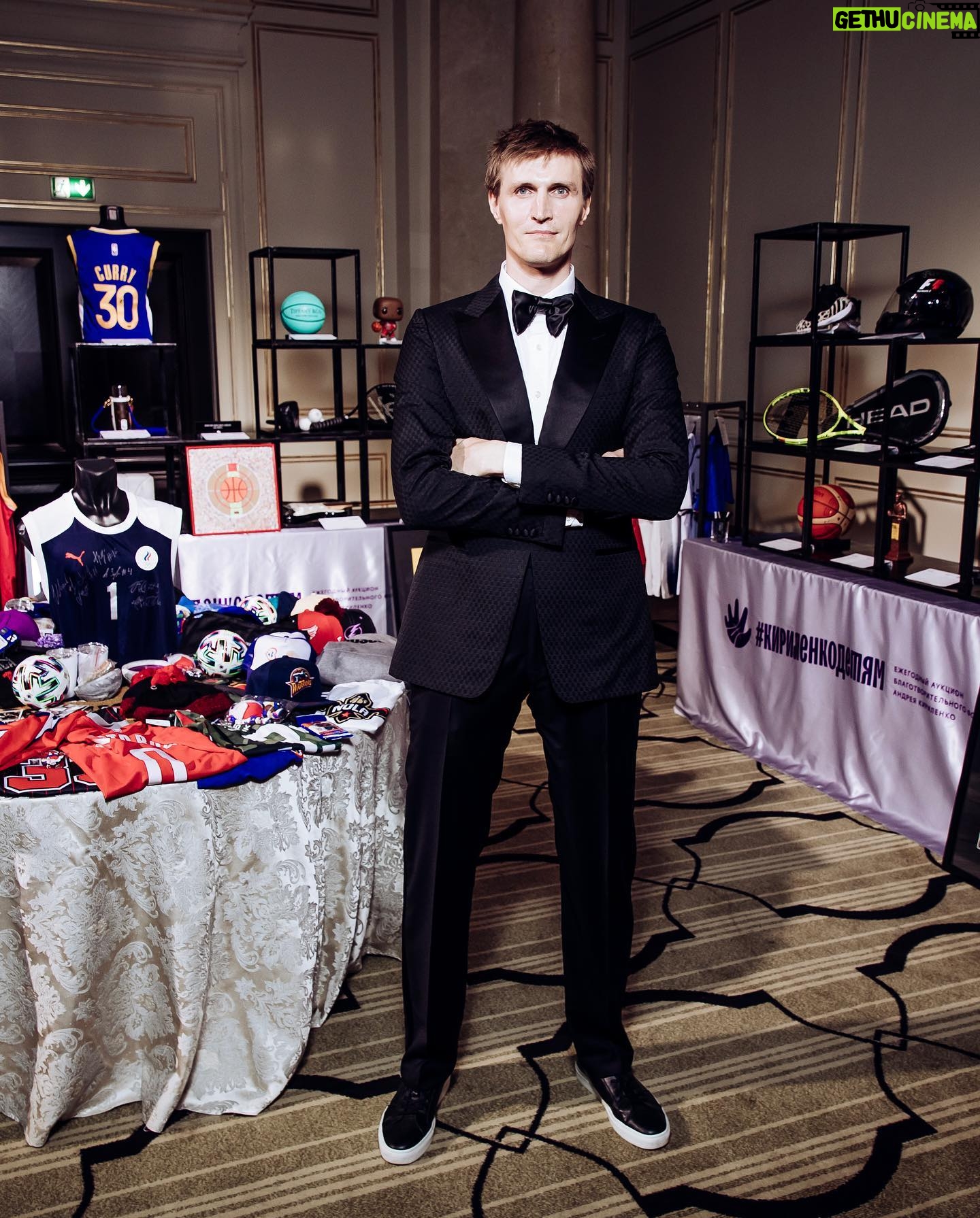 Andrey Kirilenko - 2.8K Likes - Спасибо всем нашим друзьям,и гостям аукциона «Кириленко-Детям!». Я благодарен каждому, тем, кто с нами был все эти годы, и тем, кто пришел поддержать @kirilenko.fund впервые. Тот драйв, с которым вы боретесь за лоты, то настроение, которое вы приносите с собой на наше мероприятие - дорогого стоит.
На деньги, собранные в прошлом году, мы смогли построить 3 площадки: Хабаровск, Абакан, и Улан-Удэ. Все наши корты - отражение того места, где они расположены. Яркие, дерзкие, они уже открыты и ждут любителей лучшей игры с мячом! Я вас всех очень ценю и благодарю 🙏 #кириленкодетям