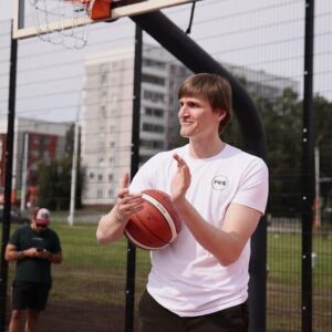 Andrey Kirilenko Instagram - С нашими верными партнерами ПСБ открыли уже тринадцатый центр уличного баскетбола в Кемерово. Такой мощный инфраструктурный импульс должен помочь вырастить в Кузбассе новых чемпионов, особенно после мастер-класса от @gogivah. 
Ждём всех с 1 сентября на кортах в городе Кемерово: бульвар Строителей, восточнее дома 37. 
#кузбасс #кемерово