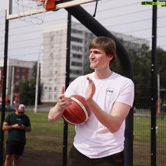 Andrey Kirilenko - 1K Likes - С нашими верными партнерами ПСБ открыли уже тринадцатый центр уличного баскетбола в Кемерово. Такой мощный инфраструктурный импульс должен помочь вырастить в Кузбассе новых чемпионов, особенно после мастер-класса от @gogivah.
Ждём всех с 1 сентября на кортах в городе Кемерово: бульвар Строителей, восточнее дома 37.
#кузбасс #кемерово