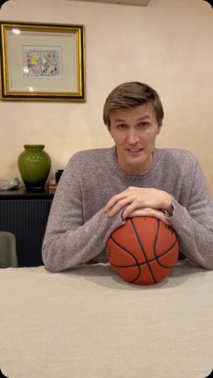 Andrey Kirilenko Instagram - Сегодня отвечаю на первую серию ваших вопросов. 
Смотри до конца, чтобы получить бонус 🐈‍⬛