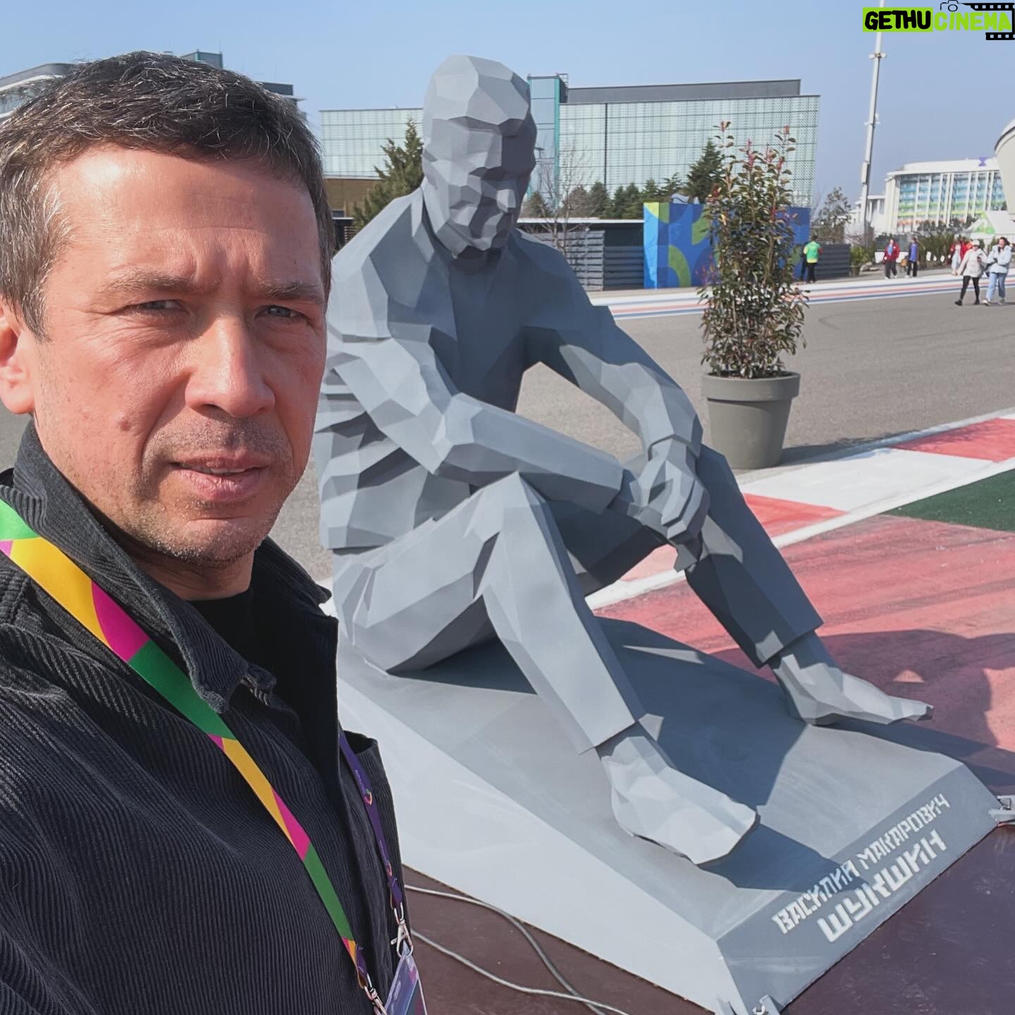 Andrey Merzlikin - 7.2K Likes - Первый Всемирный Молодежный Фестиваль в Сочи!!!
20000 гостей из 188 стран!
Масштаб космический! Люди все в радостном настроение и в дружелюбных эмоциях! Ну и с погодой просто повезло!!! Такого марта я не припомню в Сочи!
Отдельная планета -
Сириус. Когда-то это был Олимпийский парк.
Наше выступление перед гостями в ледовом дворце было эпичным! Такого сценического света, звука, экраны и камеры, у нас еще не было, плюс полный зал зрителей и высший пилотаж организации!
Тот момент, когда чувствуешь себя рок-звездой)))
.
#фреддимеркуринаминималках #сочи #сириус #вмф #шукшин #человекземли #весна #работуработаем😜 #ЗнаниеПервые #ЗнаниеТеатр