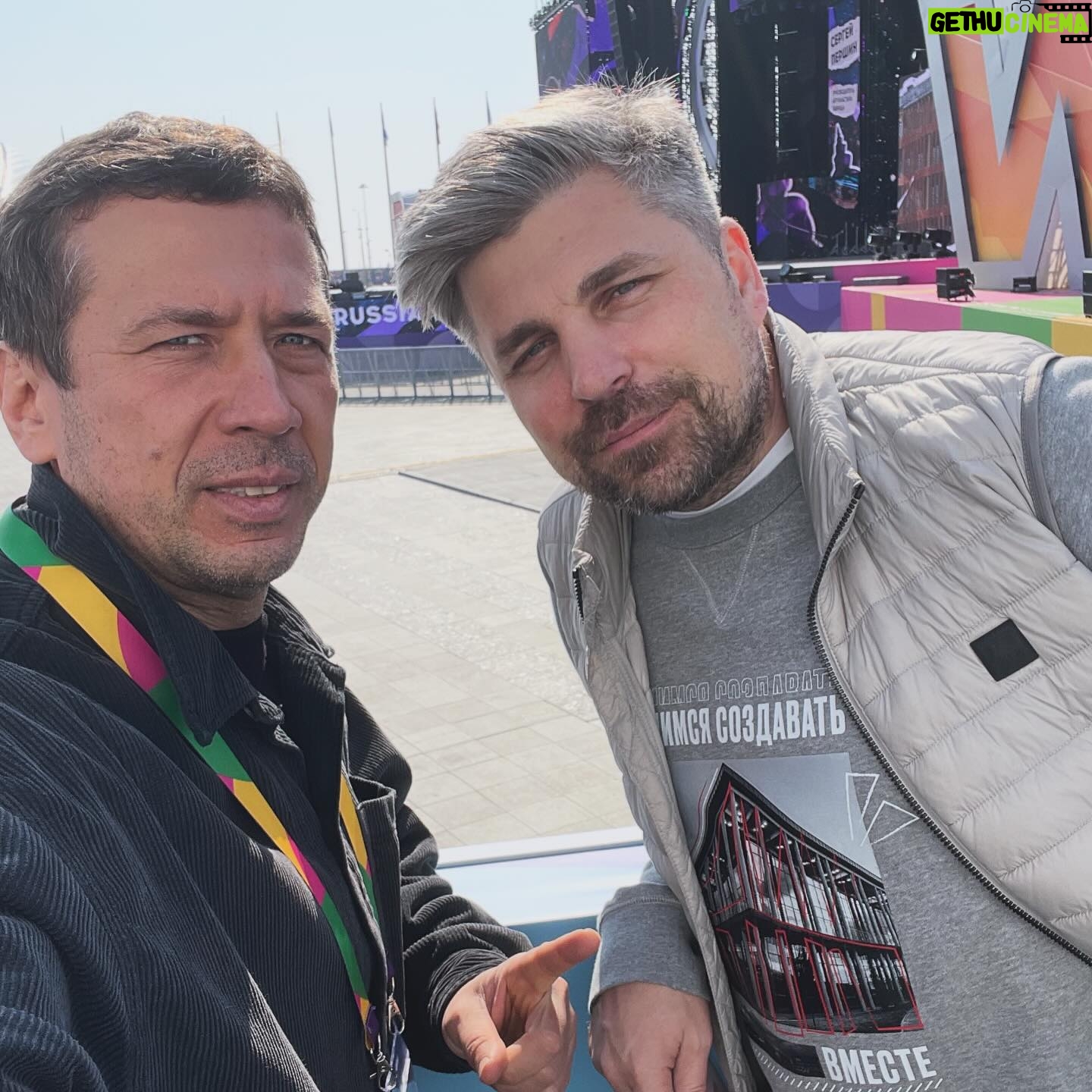 Andrey Merzlikin - 7.2K Likes - Первый Всемирный Молодежный Фестиваль в Сочи!!!
20000 гостей из 188 стран!
Масштаб космический! Люди все в радостном настроение и в дружелюбных эмоциях! Ну и с погодой просто повезло!!! Такого марта я не припомню в Сочи!
Отдельная планета -
Сириус. Когда-то это был Олимпийский парк.
Наше выступление перед гостями в ледовом дворце было эпичным! Такого сценического света, звука, экраны и камеры, у нас еще не было, плюс полный зал зрителей и высший пилотаж организации!
Тот момент, когда чувствуешь себя рок-звездой)))
.
#фреддимеркуринаминималках #сочи #сириус #вмф #шукшин #человекземли #весна #работуработаем😜 #ЗнаниеПервые #ЗнаниеТеатр