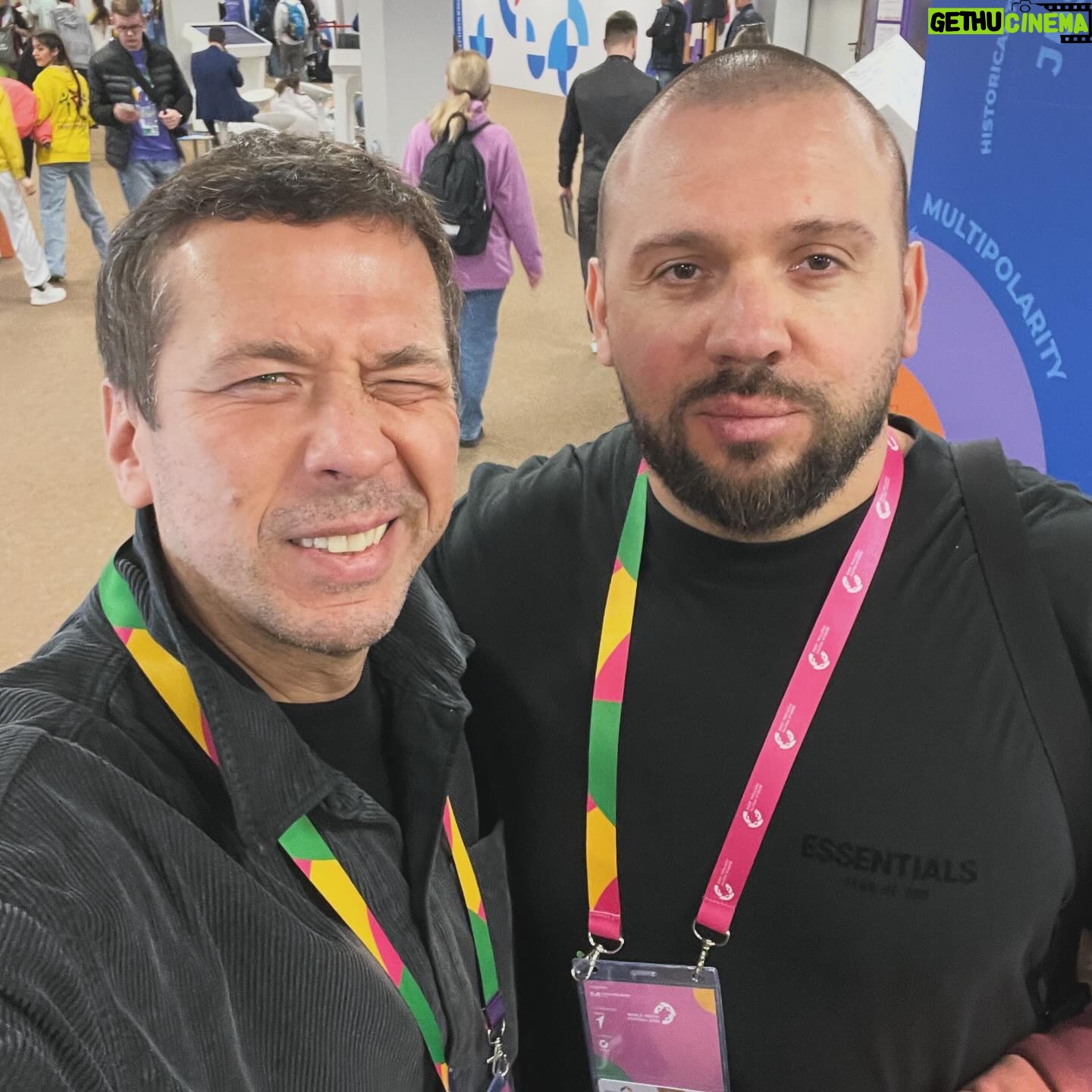 Andrey Merzlikin - 7.2K Likes - Первый Всемирный Молодежный Фестиваль в Сочи!!!
20000 гостей из 188 стран!
Масштаб космический! Люди все в радостном настроение и в дружелюбных эмоциях! Ну и с погодой просто повезло!!! Такого марта я не припомню в Сочи!
Отдельная планета -
Сириус. Когда-то это был Олимпийский парк.
Наше выступление перед гостями в ледовом дворце было эпичным! Такого сценического света, звука, экраны и камеры, у нас еще не было, плюс полный зал зрителей и высший пилотаж организации!
Тот момент, когда чувствуешь себя рок-звездой)))
.
#фреддимеркуринаминималках #сочи #сириус #вмф #шукшин #человекземли #весна #работуработаем😜 #ЗнаниеПервые #ЗнаниеТеатр
