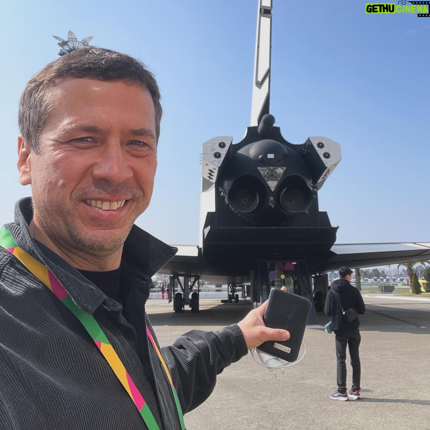 Andrey Merzlikin - 7.2K Likes - Первый Всемирный Молодежный Фестиваль в Сочи!!!
20000 гостей из 188 стран!
Масштаб космический! Люди все в радостном настроение и в дружелюбных эмоциях! Ну и с погодой просто повезло!!! Такого марта я не припомню в Сочи!
Отдельная планета -
Сириус. Когда-то это был Олимпийский парк.
Наше выступление перед гостями в ледовом дворце было эпичным! Такого сценического света, звука, экраны и камеры, у нас еще не было, плюс полный зал зрителей и высший пилотаж организации!
Тот момент, когда чувствуешь себя рок-звездой)))
.
#фреддимеркуринаминималках #сочи #сириус #вмф #шукшин #человекземли #весна #работуработаем😜 #ЗнаниеПервые #ЗнаниеТеатр