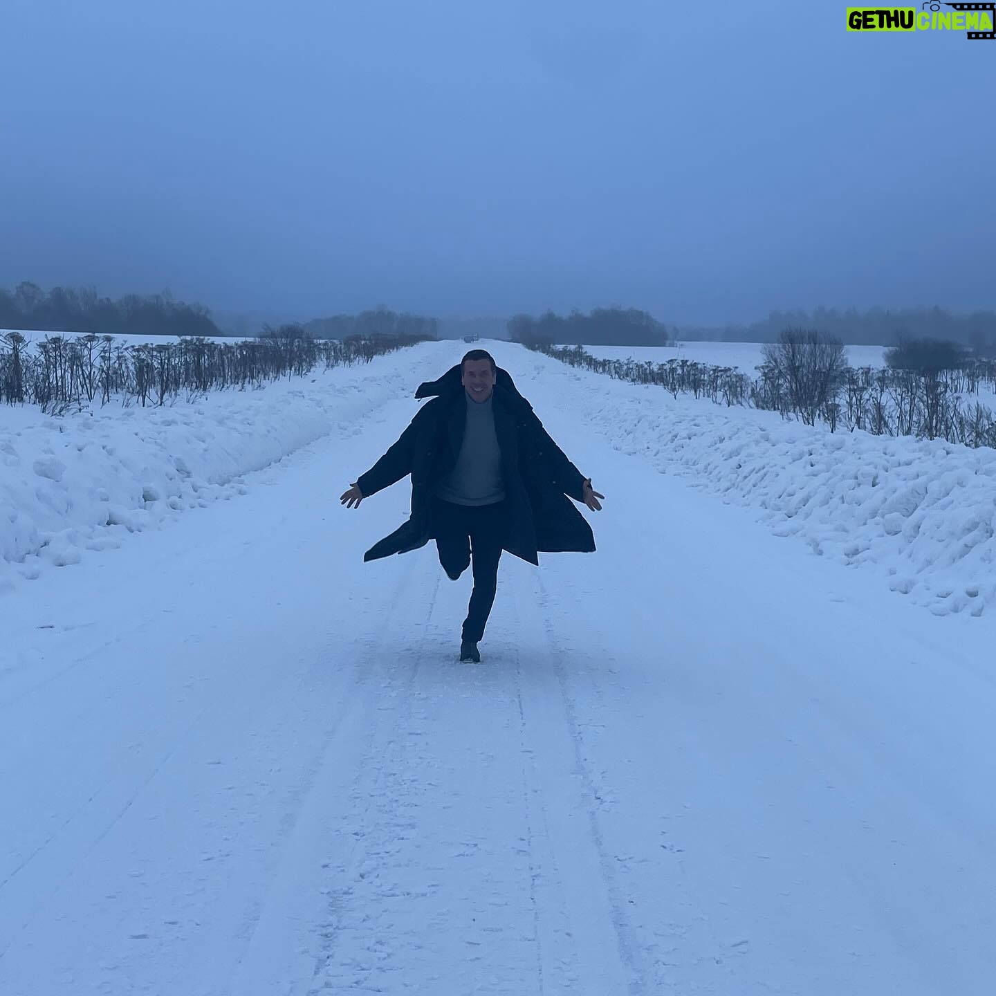 Andrey Merzlikin - 7.8K Likes - В грозы, в бури,
В житейскую стынь,
При тяжелых утратах
И когда тебе грустно,
Казаться улыбчивым и простым -
Самое высшее в мире искусство».
#Есенин
.
#вологодскаяобласть