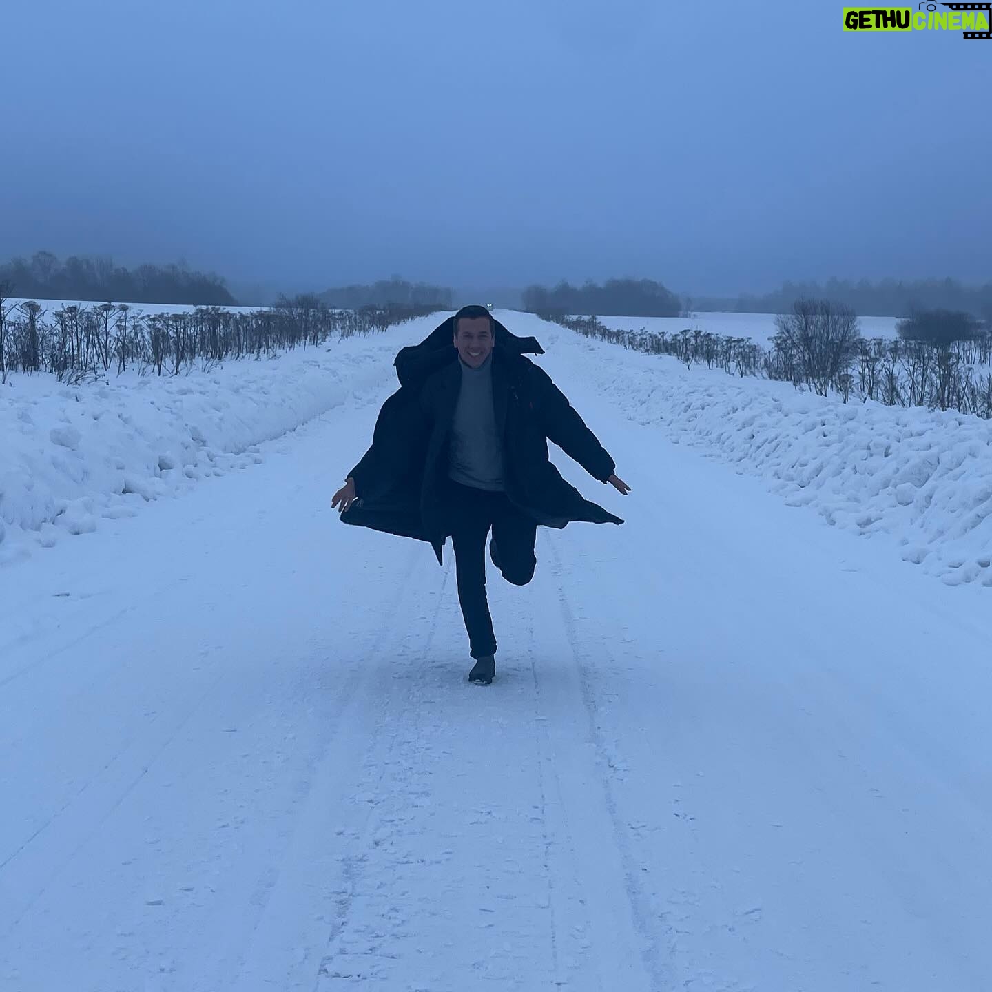 Andrey Merzlikin - 7.8K Likes - В грозы, в бури,
В житейскую стынь,
При тяжелых утратах
И когда тебе грустно,
Казаться улыбчивым и простым -
Самое высшее в мире искусство».
#Есенин
.
#вологодскаяобласть