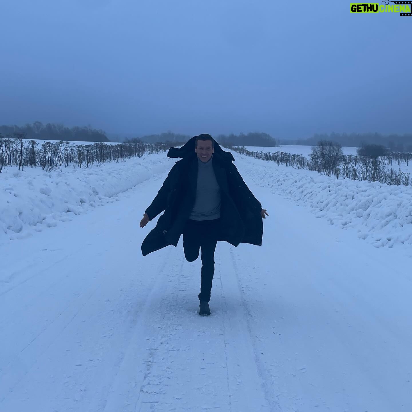 Andrey Merzlikin - 7.8K Likes - В грозы, в бури,
В житейскую стынь,
При тяжелых утратах
И когда тебе грустно,
Казаться улыбчивым и простым -
Самое высшее в мире искусство».
#Есенин
.
#вологодскаяобласть