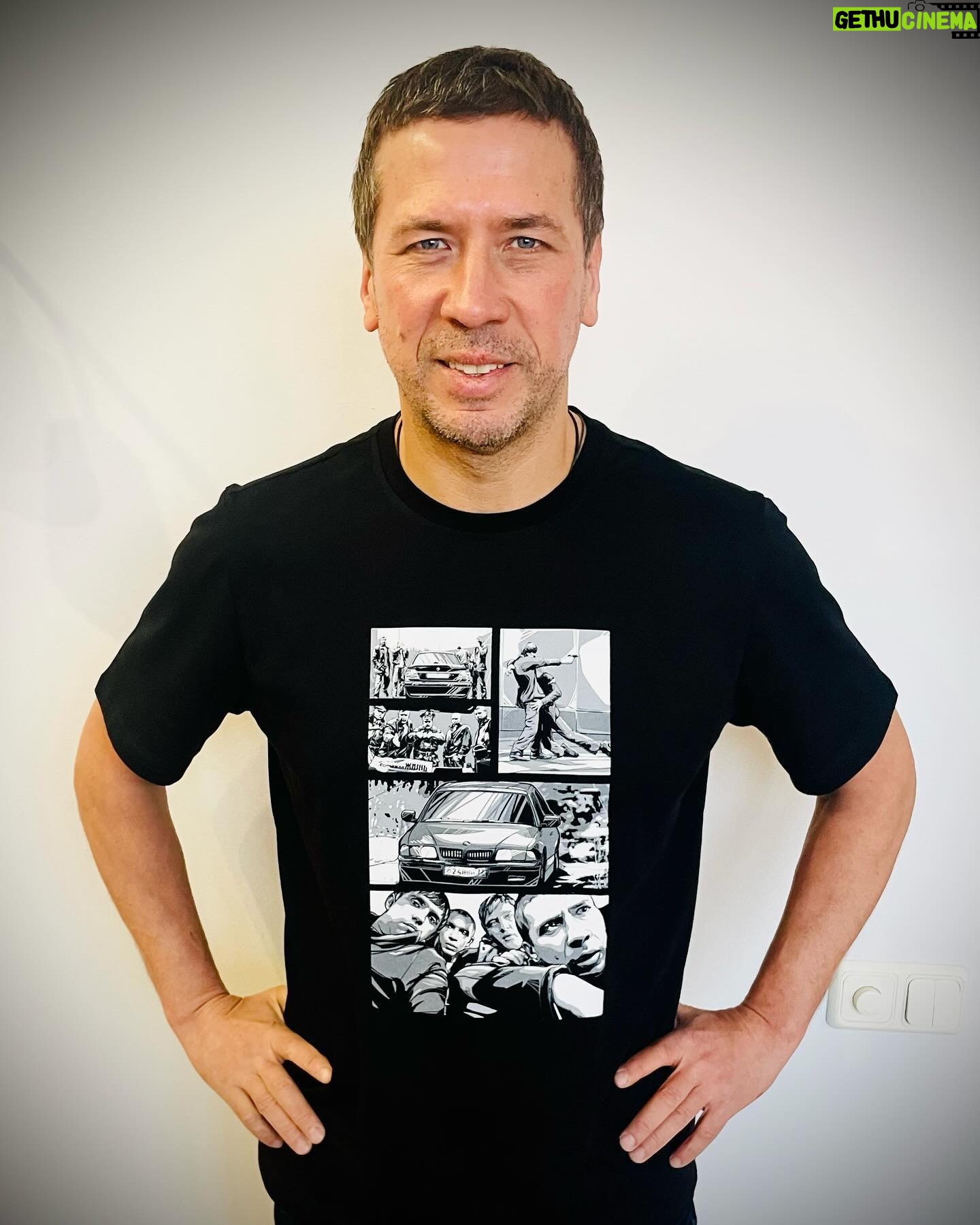 Andrey Merzlikin - 9.7K Likes - «На, возьми подгон босяцкий - будешь от лохов отбиваться!»
.
#бумер #настиле #fromghetto
.
.
Fromghetto – бренд уличной одежды из Москвы. Повседневную одежда с уникальными принтами для тех, кто не хочет затеряться в толпе. Урбанистический стиль современных городов, граффити, спорт, комиксы и компьютерные игры нашли отражение в коллекциях одежды из натуральных материалов.
@fromghetto.moscow
