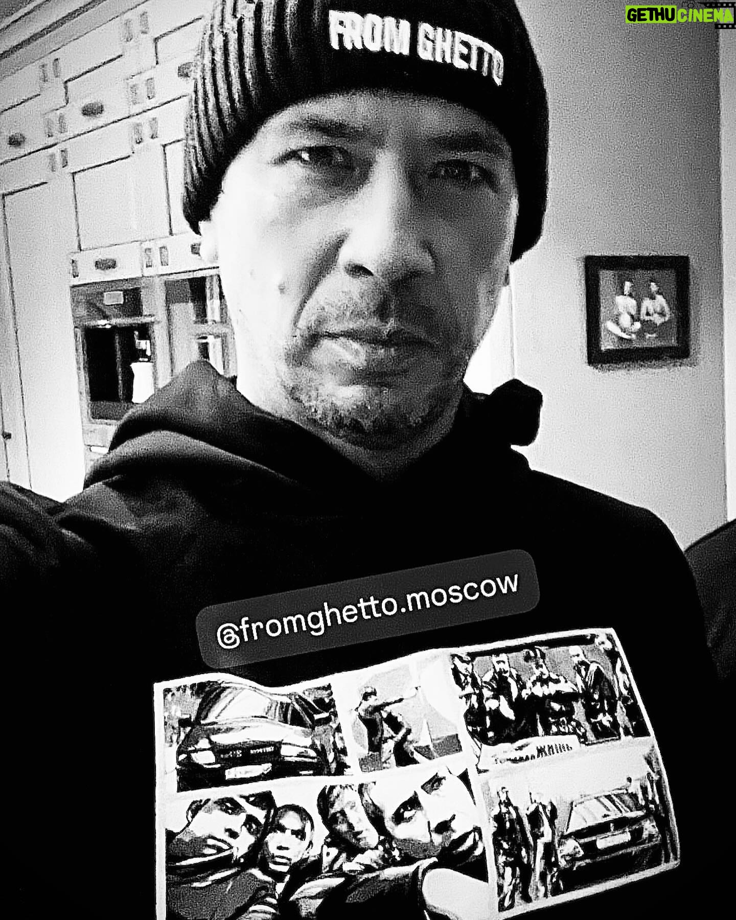 Andrey Merzlikin - 9.7K Likes - «На, возьми подгон босяцкий - будешь от лохов отбиваться!»
.
#бумер #настиле #fromghetto
.
.
Fromghetto – бренд уличной одежды из Москвы. Повседневную одежда с уникальными принтами для тех, кто не хочет затеряться в толпе. Урбанистический стиль современных городов, граффити, спорт, комиксы и компьютерные игры нашли отражение в коллекциях одежды из натуральных материалов.
@fromghetto.moscow