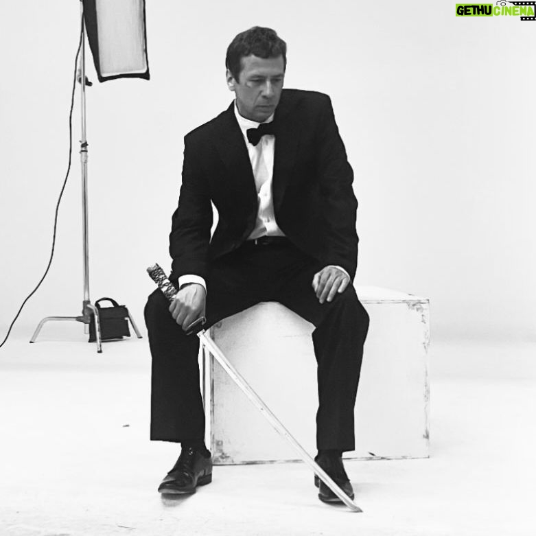 Andrey Merzlikin - 3.8K Likes - Вдали от тебя
ветер роняет дожди…
Самурай вдали от дождей
Не смотрит как цветёт сакура.
.
#самсочинил 🌸#исноваздравствуйте #самурай