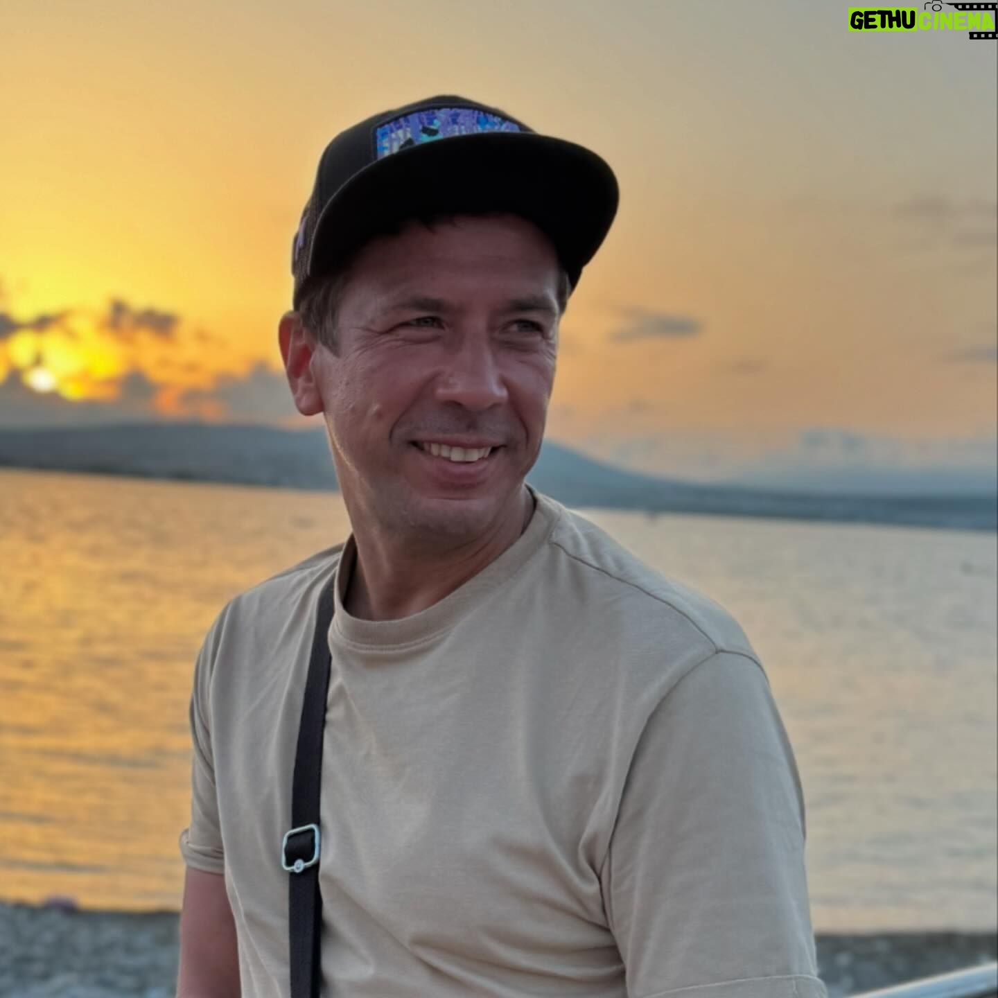 Andrey Merzlikin - 7.2K Likes - Сегодня был необычайно хороший день, чтобы понять, что я живу.
.
#здесьисейчас
.
#закат #славабогузавсе #жизньэтоусилиевовремени