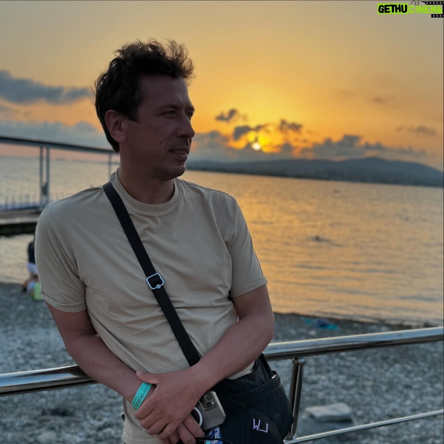 Andrey Merzlikin - 7.2K Likes - Сегодня был необычайно хороший день, чтобы понять, что я живу.
.
#здесьисейчас
.
#закат #славабогузавсе #жизньэтоусилиевовремени