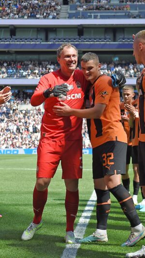 Andrii Piatov Instagram - 👏 Дякуємо за все, Легендо! 🧡 Андрій Пятов @piat30 ⚒
⠀
👏 Thank you for everything, Legend! 🧡 Andrii Piatov ⚒
⠀
#Shakhtar #Пятов #Легенда #Piatov #Legend #Україна #Ukraine #football #футбол