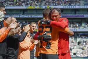 Andrii Piatov Instagram - 🧡 Андрій Пятов 🇺🇦 Легенда «Шахтаря» ⚒
⠀
🙌 Прощальний матч за клуб і «коридор пошани» на стадіоні в Лондоні 👋
⠀
🧡 Andrii Piatov 🇺🇦 Shakhtar legend ⚒
⠀
🙌 A farewell match for the club and the guard of honour at the stadium in London 👋
⠀
#Shakhtar #Шахтар #ShakhtarGlobalTour #TourForPeace #StopWar #Peace #Мир #StandWithUkraine #FootballStandsTogether #Україна #Ukraine #football #футбол #Донецьк #Donetsk #Київ #Kyiv #FootballForPeace #Англія #England #Лондон #London #Тоттенгем #Tottenham #команда #team #ТоттенгемШахтар #TottenhamShakhtar #Пятов #Piatov