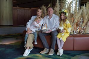 Andrii Piatov Instagram - Христос Воскрес!!!Всім родинам щіро бажаємо МИРУ,сімейного та домашнього тепла та затишку..Щоб діти наші зростали в повноцінних сім‘ях,не знаючи горя і страха!!!Щоб ніякі відстані,ніякі перешкоди не заважали нам всім розвиватися культурно та духовно..🌻🌾Зі святом,рідні Українці💙💛