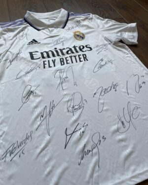 Andrii Piatov Instagram - БЛАГОДІЙНИЙ АУКЦІОН 🙏🏻
⠀
Цю футболку @realmadrid підписали гравці першої команди мадридського клубу 11 жовтня 2022 напередодні матчу 4-го туру групового етапу Ліги чемпіонів «Шахтар»-«Реал» у Варшаві.
⠀
На ній особисто поставили підписи: Куртуа, Карвахаль, Мілітао, Алаба, Начо, Азар, Бензема, Модріч, Асенсіо, Камавінга, Лунін, Вальверде, Лукас Васкес, Менді, Родріго, Вінісіус.
⠀
Футболку отримає той, хто запропонує найбільшу суму в коментарях. 

Стартова ціна - 10 000 грн
Крок - 500 грн
Результат 23 травня!
⠀
‼️Всі кошти підуть на:
1. Закупівлю тепловізора для бійця 121 бригади ТрО Якобчука Артема.
2. Бойовий підрозділ ССО‼️
⠀
Щодня та щоночі ворог не дає нам спокійно жити. Не маємо права втомлюватися!
⠀
Репост цього посту вам в сторі обов'язковий ‼️