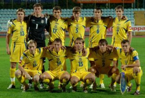 Andrii Piatov Instagram - Історія національної збірної України почалася в 1992 році.
⠀
Моя історія в національній збірній почалася у 2004. Фото якраз з молодіжки.
⠀
В кожного своя історія, пов’язана зі збірною.  Хтось згадає, як вперше побував на матчі. У когось будуть спогади про вболівання за наших 💙💛 А хтось розкаже, як потрапив у збірну в тій чи іншій ролі, бо збірна - це величезна команда, в якій не лише футболісти.
⠀
Розкажімо кожен свою історію в коментарях. Впевнений, буде цікаво.
⠀
І в День українського футболу доречно 👍