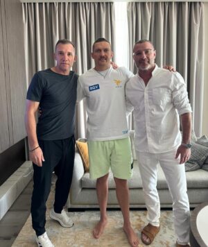 Andriy Shevchenko Instagram - Сьогодні підтримуємо в Ріяді нашого Чемпіона. @usykaa вся Україна з тобою!

*

Today we support our Champion in Riyadh. @usykaa, all of Ukraine is with you!